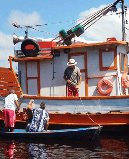 barco de pesca e uma canoa com duas pessoas