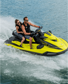 Um casal em um jetsky